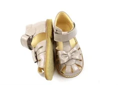 Angulus dusty almond sandal med lak og sløjfe